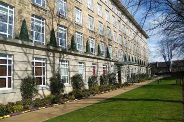  Image of 3 bedroom Flat to rent in Bromyard Avenue London W3 at London, W3 7FG