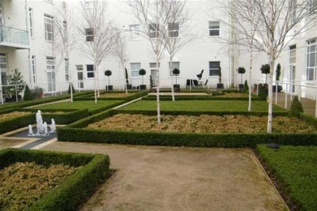 Image of 3 bedroom Flat to rent in Bromyard Avenue London W3 at London, W3 7FG