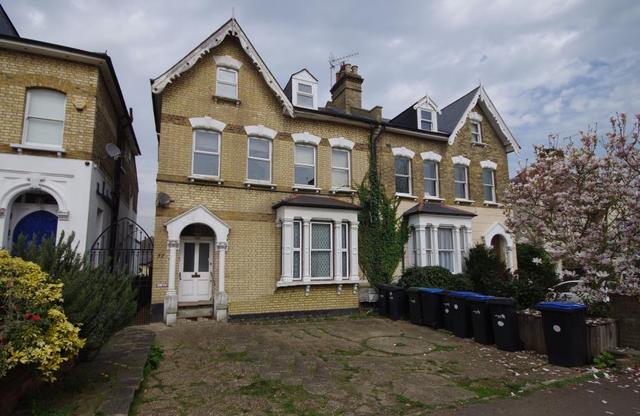  Image of 2 bedroom Flat to rent in Chase Green Avenue Enfield EN2 at Enfield, EN2 8EB