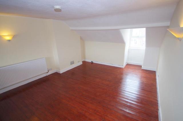  Image of 2 bedroom Flat to rent in Chase Green Avenue Enfield EN2 at Enfield, EN2 8EB