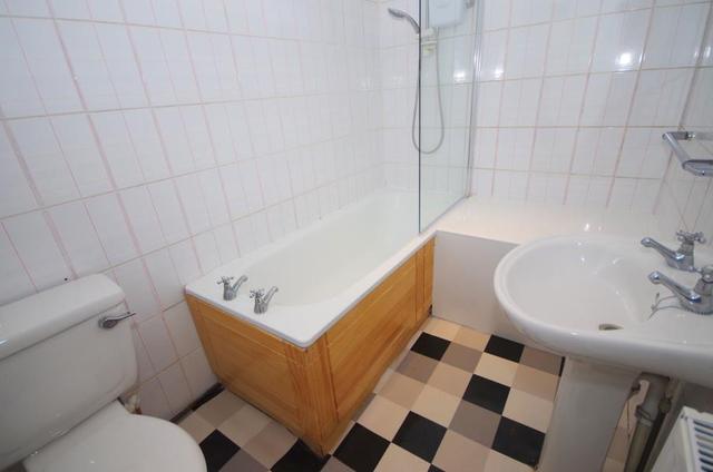  Image of 2 bedroom Flat to rent in Chase Green Avenue Enfield EN2 at Enfield, EN2 8EB