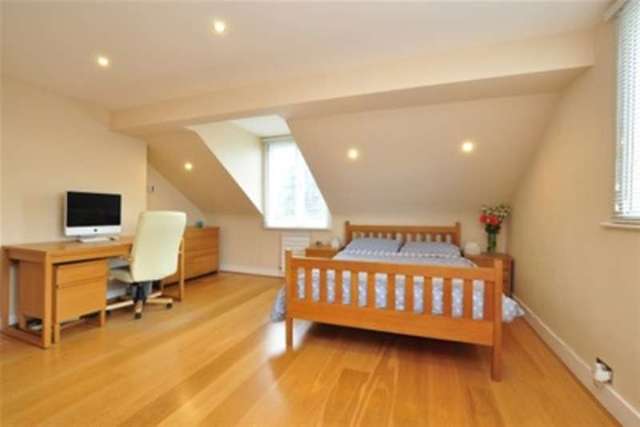  Image of 3 bedroom Flat to rent in Chiswick Lane London W4 at London, W4 2LA