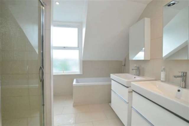  Image of 3 bedroom Flat to rent in Chiswick Lane London W4 at London, W4 2LA