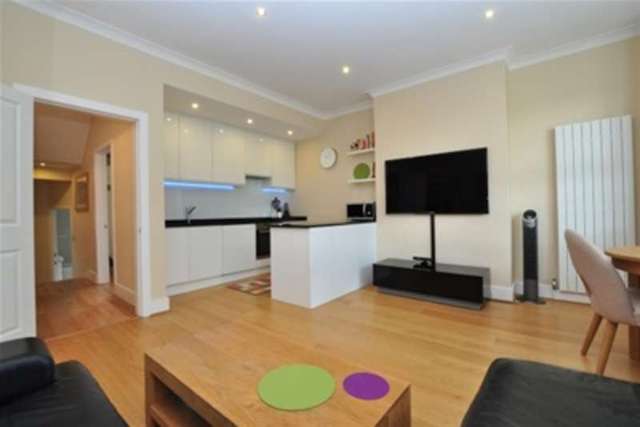  Image of 3 bedroom Flat to rent in Chiswick Lane London W4 at London, W4 2LA