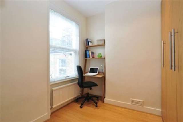  Image of 3 bedroom Flat to rent in Chiswick Lane London W4 at London, W4 2LA
