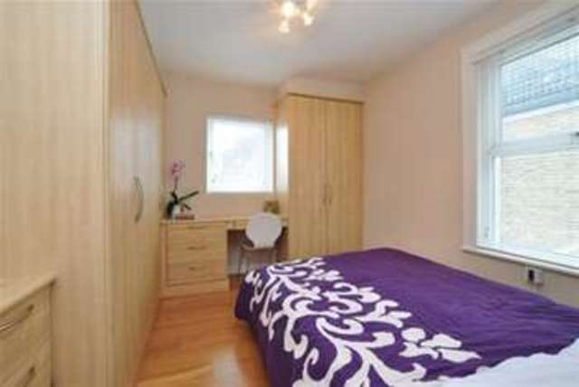  Image of 3 bedroom Flat to rent in Chiswick Lane London W4 at London, W4 2LA