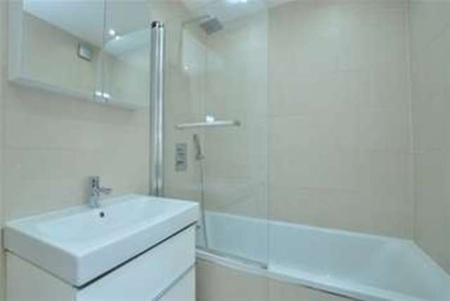  Image of 3 bedroom Flat to rent in Chiswick Lane London W4 at London, W4 2LA