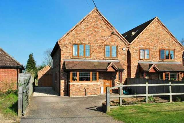  Image of 4 bedroom Detached house for sale in Clares Green Road Spencers Wood Reading RG7 at Clares Green Road  Reading, RG7 1DU