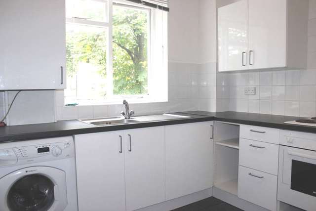  Image of 2 bedroom Flat to rent in Connaught Avenue London E4 at Belle Vue Lodge Chingford London, E4 7AB