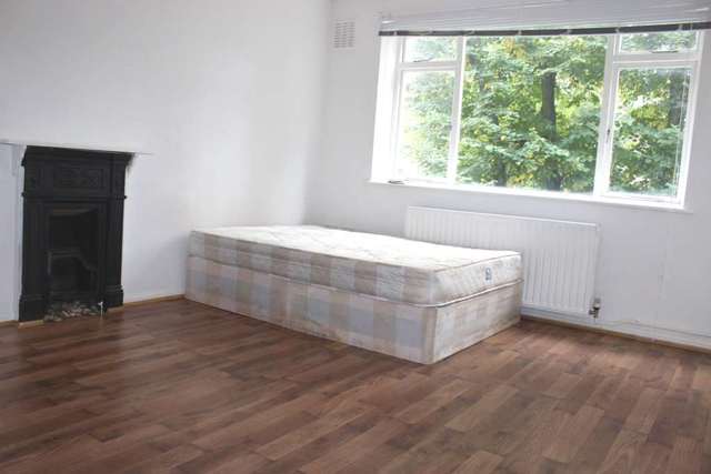  Image of 2 bedroom Flat to rent in Connaught Avenue London E4 at Belle Vue Lodge Chingford London, E4 7AB
