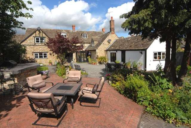  Image of 6 bedroom Cottage for sale in High Street Cricklade Swindon SN6 at Cricklade Wiltshire, SN6 6DF