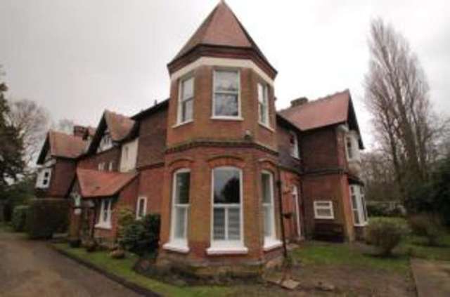  Image of 2 bedroom Flat for sale in Lovibonds Avenue Farnborough Orpington BR6 at Lovibonds Avenue Orpington Locksbottom, BR6 8EL