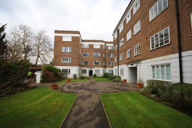  Image of 2 bedroom Flat to rent in Dartmouth Grove London SE10 at London, SE10 8AT