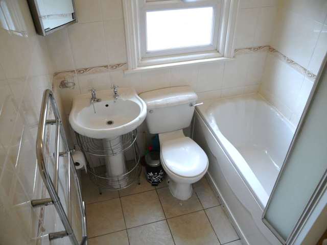  Image of 1 bedroom House Share to rent in Deyne Avenue Manchester M14 at Deyne Avenue Rusholme Manchester, M14 5SY