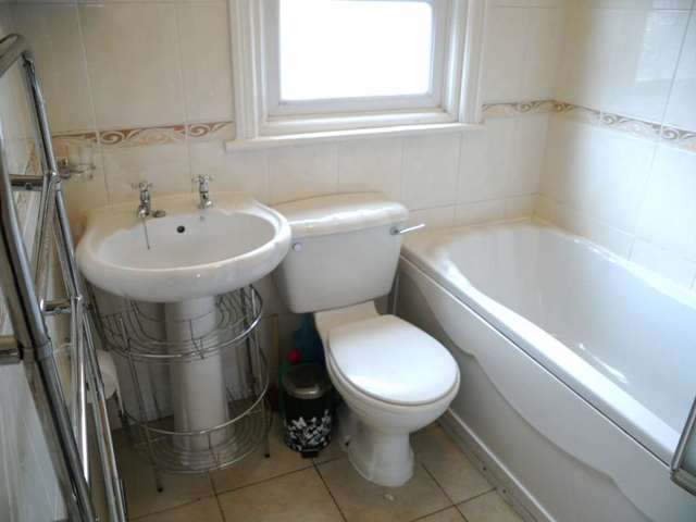  Image of 1 bedroom House Share to rent in Deyne Avenue Manchester M14 at Deyne Avenue Rusholme Manchester, M14 5SY