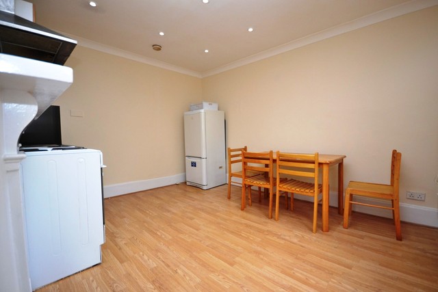  Image of 1 bedroom Property to rent in Edgware Road London NW9 at Colindale, NW9 6NJ