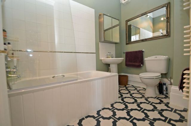  Image of 3 bedroom Flat for sale in Elton Road Clevedon BS21 at Elton Road  Clevedon, BS21 7RF
