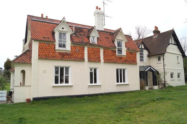  Image of 14 bedroom Detached house for sale in Fawns Manor Close Feltham TW14 at Feltham Greater London East Bedfont, TW14 8EN