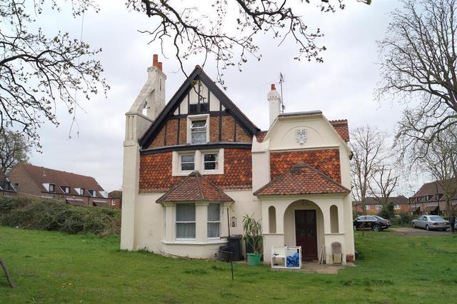  Image of 14 bedroom Detached house for sale in Fawns Manor Close Feltham TW14 at Feltham Greater London East Bedfont, TW14 8EN