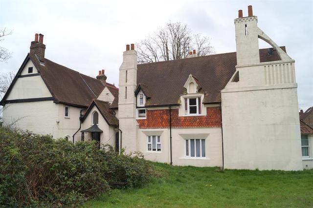  Image of 14 bedroom Detached house for sale in Fawns Manor Close Feltham TW14 at Feltham Greater London East Bedfont, TW14 8EN