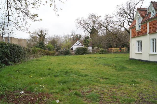  Image of 14 bedroom Detached house for sale in Fawns Manor Close Feltham TW14 at Feltham Greater London East Bedfont, TW14 8EN