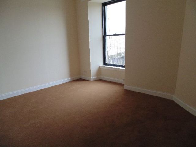  Image of 3 bedroom Flat to rent in Gauze Street Paisley PA1 at Paisley Paisley Renfrewshire, PA1 1ES