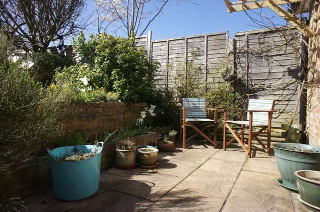  Image of 4 bedroom Semi-Detached house for sale in Geoffreyson Road Caversham Reading RG4 at Geoffreyson Road Caversham Heights Reading, RG4 7HS