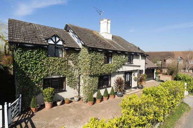  Image of 5 bedroom Detached house for sale in Burton Lane Goffs Oak Waltham Cross EN7 at Burton Lane Goffs Oak Waltham Cross, EN7 6SJ