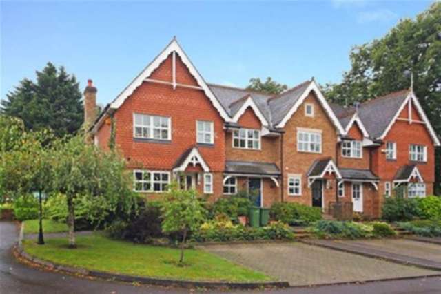  Image of 3 bedroom Terraced house to rent in Hadley Place Weybridge KT13 at Weybridge, KT13 0SH