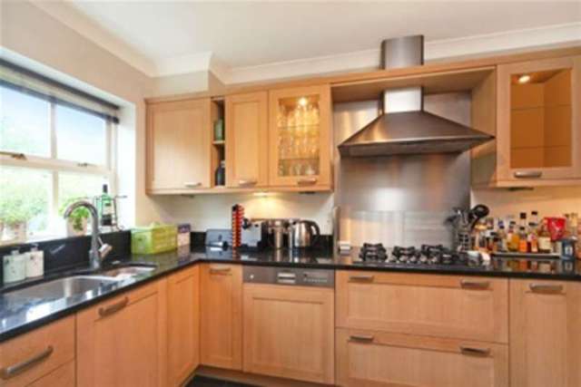  Image of 3 bedroom Terraced house to rent in Hadley Place Weybridge KT13 at Weybridge, KT13 0SH