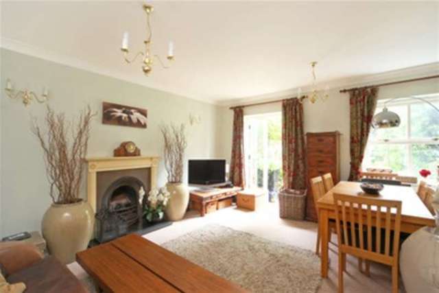  Image of 3 bedroom Terraced house to rent in Hadley Place Weybridge KT13 at Weybridge, KT13 0SH