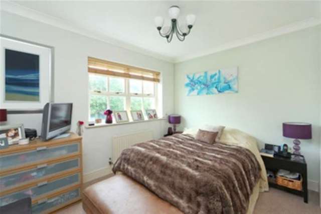  Image of 3 bedroom Terraced house to rent in Hadley Place Weybridge KT13 at Weybridge, KT13 0SH