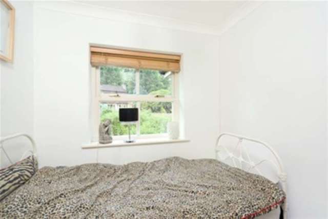  Image of 3 bedroom Terraced house to rent in Hadley Place Weybridge KT13 at Weybridge, KT13 0SH