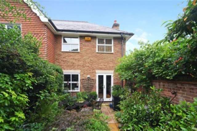  Image of 3 bedroom Terraced house to rent in Hadley Place Weybridge KT13 at Weybridge, KT13 0SH