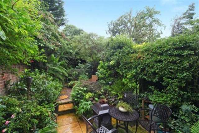  Image of 3 bedroom Terraced house to rent in Hadley Place Weybridge KT13 at Weybridge, KT13 0SH