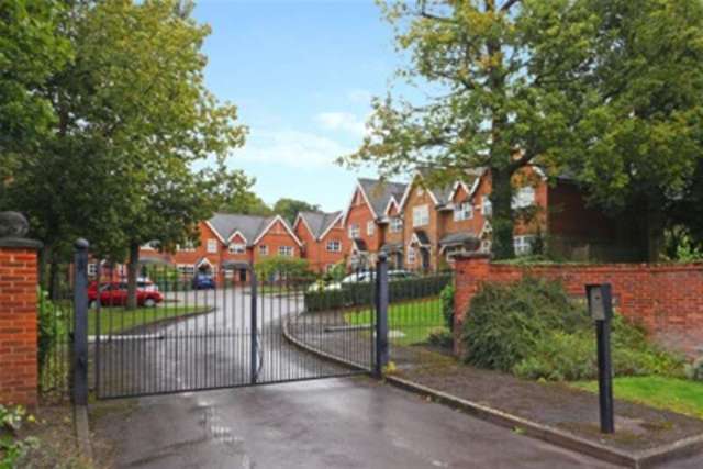  Image of 3 bedroom Terraced house to rent in Hadley Place Weybridge KT13 at Weybridge, KT13 0SH