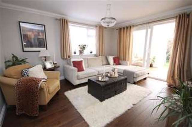  Image of 3 bedroom Detached house for sale in Hawthorn Road Broadwater Worthing BN14 at Broadwater, BN14 9LT