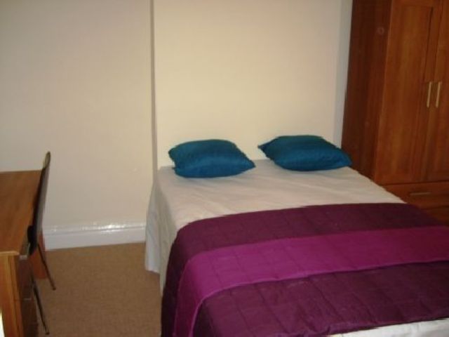  Image of 4 bedroom House Share to rent in Heeley Road Selly Oak Birmingham B29 at Selly Oak West Midlands Selly Oak, B29 6EL