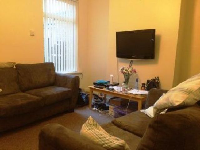  Image of 4 bedroom House Share to rent in Heeley Road Selly Oak Birmingham B29 at Selly Oak West Midlands Selly Oak, B29 6EL