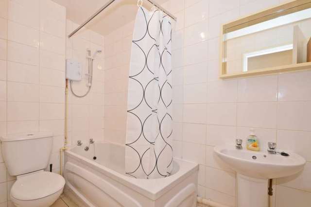  Image of Apartment to rent in Henry Doulton Drive London SW17 at Henry Doulton Drive Tooting Bec - Heritage Park London, SW17 6DH