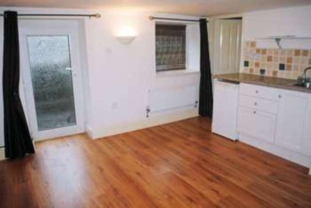  Image of 3 bedroom Flat to rent in Hill Road Clevedon BS21 at 12 Hill Road  Clevedon, BS21 7NZ