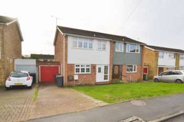  Image of 3 bedroom Semi-Detached house to rent in Russet Way Hockley SS5 at Russet Way  Hockley, SS5 5PJ