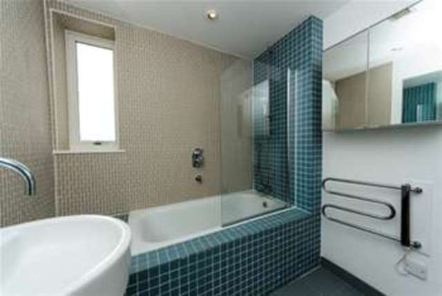  Image of 2 bedroom Flat to rent in Kew Bridge Court London W4 at London, W4 3AZ