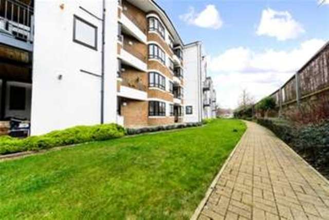  Image of 2 bedroom Flat to rent in Kew Bridge Court London W4 at London, W4 3AZ