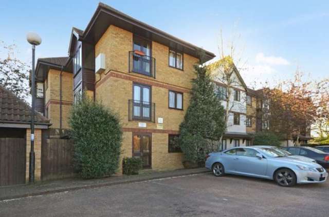  Image of 1 bedroom Flat for sale in Crofton Park Road London SE4 at Crofton Park Road  London, SE4 1AU