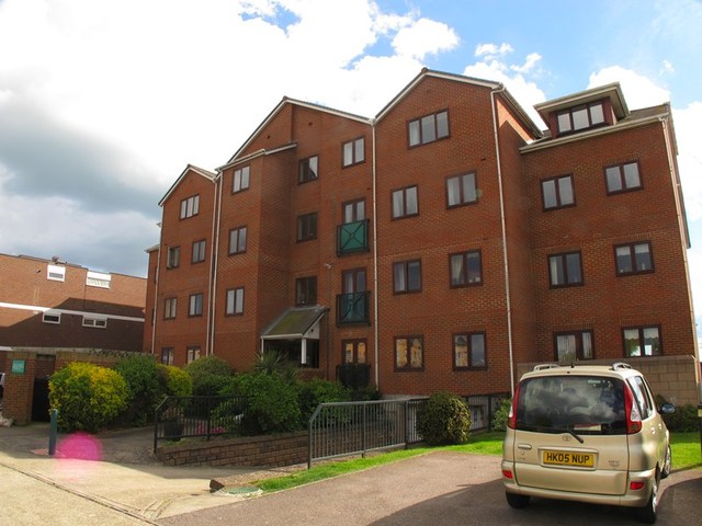  Image of 1 bedroom Apartment to rent in Marine Parade West Lee-on-the-Solent PO13 at Lee-On-The-Solent, PO13 9XU