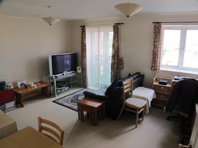  Image of 1 bedroom Apartment to rent in Marine Parade West Lee-on-the-Solent PO13 at Lee-On-The-Solent, PO13 9XU