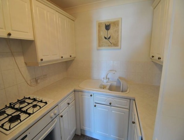  Image of 1 bedroom Apartment to rent in Marine Parade West Lee-on-the-Solent PO13 at Lee-On-The-Solent, PO13 9XU