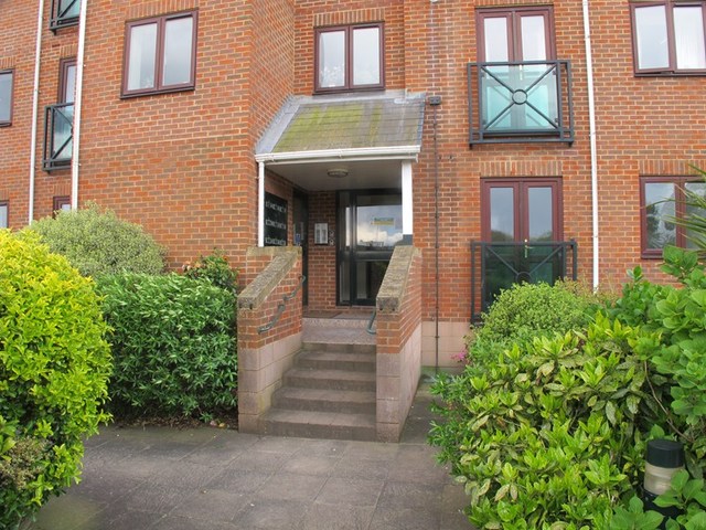  Image of 1 bedroom Apartment to rent in Marine Parade West Lee-on-the-Solent PO13 at Lee-On-The-Solent, PO13 9XU
