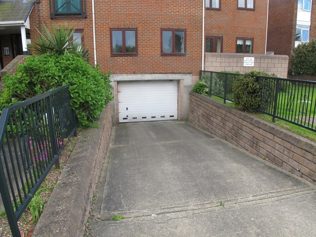  Image of 1 bedroom Apartment to rent in Marine Parade West Lee-on-the-Solent PO13 at Lee-On-The-Solent, PO13 9XU